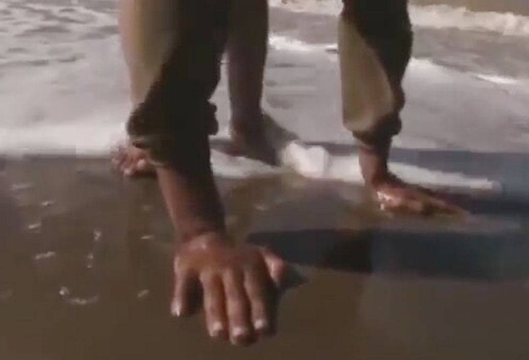 পশুর হাঁটার সঙ্গে আরও অমিল রয়েছে এঁদের হাঁটার। পশু কব্জির উপর ভর দিয়ে হাঁটে না। বাহুর সঙ্গে আঙুলের সংযোগকারী অংশের উপর ভর দিয়ে হাঁটে। এঁরা কব্জির উপর ভর দিয়ে হাঁটেন। এ ভাবে দীর্ঘ দিন ধরে হাঁটার ফলে এঁদের তালু ভীষণ শক্ত হয়ে গিয়েছে।