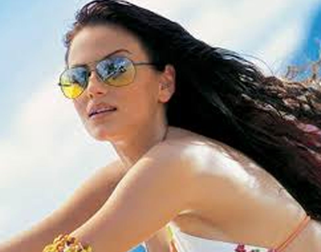 অভিনেত্রী, মডেল এবং লেখিকা ইয়ানা গুপ্তা প্রথম নজরে আসেন ২০০৩ সালে কিংফিশার ক্যালেন্ডার মডেল হয়ে। ২০০৩ সালে ‘দম’ ফিল্মে ‘বাবুজি জারা ধিরে চলো’ গানে তাঁর পারফরম্যান্স খুবই প্রশংসিত হয়েছিল। বলিউডের আইটেম গানে এক সময়ের পরিচিত মুখ ছিলেন এই ইয়ানাই।