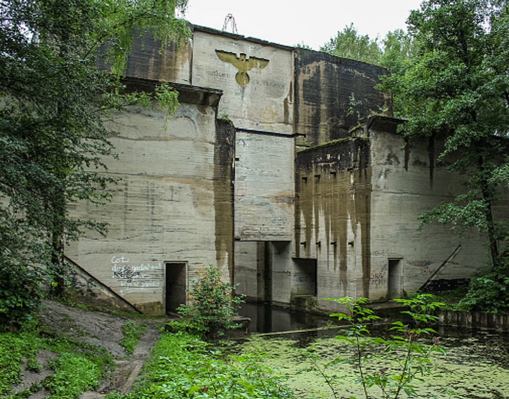 বিশ্বযুদ্ধের সময় এখানেই তিনি ছিলেন ৮৫০ দিন। গোপন ঘাঁটিতে হামলার যাবতীয় পরিকল্পনা হত এখান থেকেই। ৬১৮ একরের জমির উপর অবস্থিত এই গোপন ঘাঁটিতে ছিল শ’দুয়েক বাড়ি, দু’টি সামরিক বিমানঘাঁটি এবং একটি রেলওয়ে স্টেশন। ঘাঁটি সুরক্ষিত রাখার জন্য ওই অঞ্চলের চারপাশে পোঁতা ছিল ল্যান্ডমাইন, যুদ্ধবিমান গুলি করে নামানোর জন্যও প্রস্তুত থাকত বাহিনী।