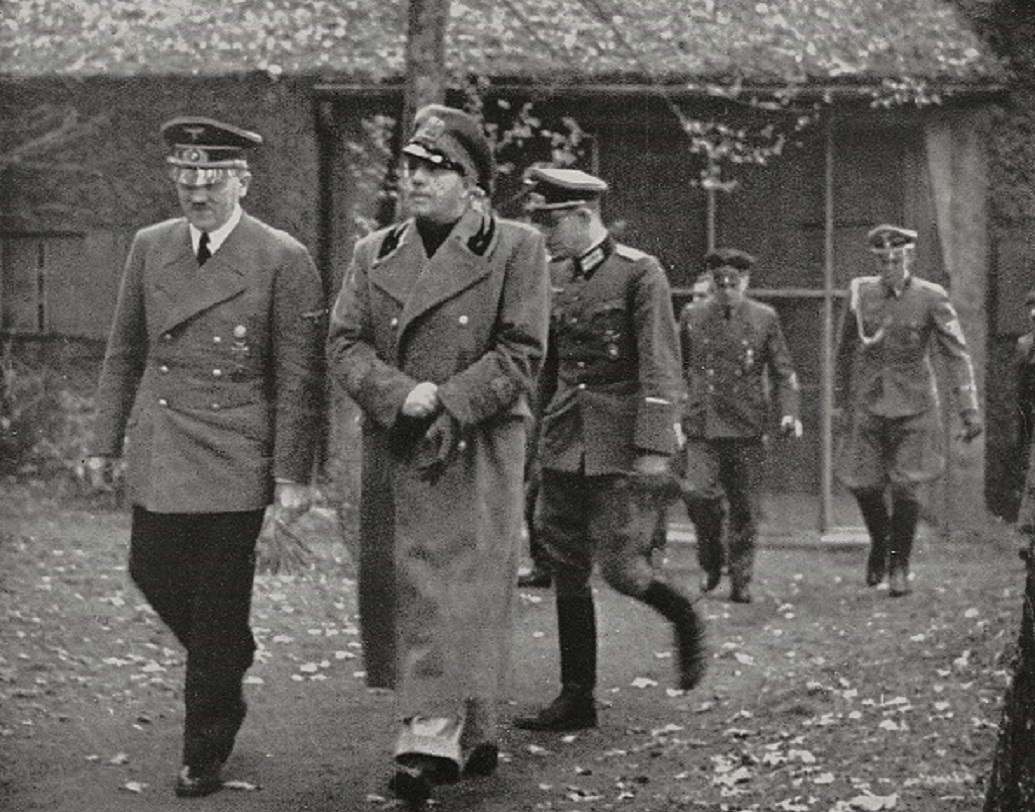 এই সদর দফতরে বসেই হিটলার তাঁর শীর্ষ অনুচরদের সঙ্গে সিদ্ধান্ত নেন সোভিয়েত ইউনিয়ন আক্রমণ ও ইউরোপ থেকে ইহুদিদের নির্মূল করার। তাঁর সঙ্গে এখানে দেখা করত আসতেন বেনিতো মুসোলিনির মতো ব্যক্তিরাও। ১৯৯৪ সালে তাঁরই এক সহচর হিটলারকে হত্যার চেষ্টা করেন এখানেই।