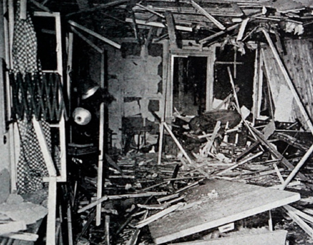 ক্লস ভন নামের এক সেনা ব্রিফকেসে লুকিয়ে বোমা আনেন হিটলারকে মারার জন্য। বিশাল বড় ওক টেবিলের পিছনে লুকিয়ে পড়ায় সে যাত্রায় প্রাণে বেঁচে যান হিটলার। মারা যান চার জন, যার মধ্যে তিন জনই ছিলেন নাজি বাহিনীর অফিসার। বোমায় আহত হন কুড়ি জন।