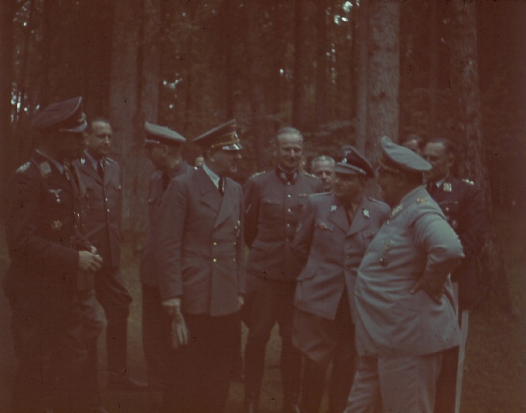 প্রতি বছর প্রায় তিন লক্ষ মানুষ আসেন এই ভয়ঙ্কর ঘাঁটিটি নিজের চোখে একবার দেখার জন্য। তাঁদের মধ্যে বেশির ভাগই পোলিশ এবং জার্মান। হিটলারের একনায়কত্ব নিয়ে বিতর্কের শেষ নেই। ঘাঁটি দেখতে আসা দর্শকদের কেউ তাঁর শাসনব্যবস্থাকে ‘আদর্শ’ মনে করেন। পর্যটকদের থেকে যথেষ্ট লাভ হচ্ছে বলে জানিয়েছে স্থানীয় প্রশাসন।