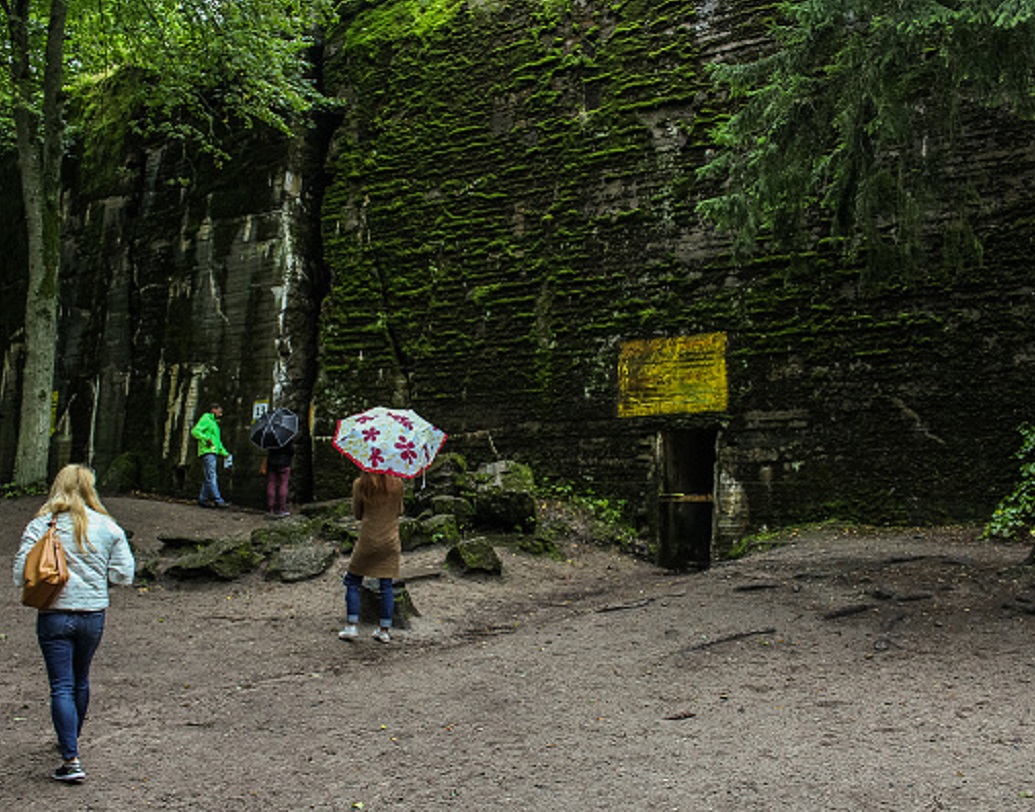 এক পোলিশ ইতিহাসবিদ বলেন, “যুদ্ধের ক্ষত ও দাগ একটি চরম শিক্ষা হিসাবেই সাধারণ মানুষের মনে রাখা উচিত। প্রদর্শনী ইতিহাস বর্ণনা ও প্রাসঙ্গিকতার জন্য ব্যবহার গেলেও তা যেন ইতিহাসকেই ঢাকা না দিয়ে দেয়।  এই পার্কের পরিকল্পনা ইতিহাস তুলে ধরার বদলে বাণিজ্যকেই মূল বিষয় বানিয়ে নিয়েছে।”