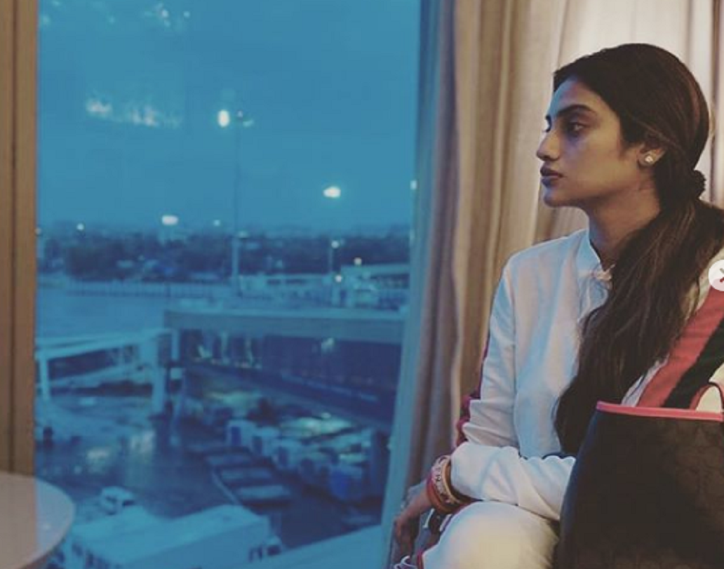 মুম্বইয়ের ছত্রপতি শিবাজি আন্তর্জাতিক বিমানবন্দরে নুসরতের ঘুম জড়ানো ‘নো মেকাপ’ লুক-এর ইনস্টা পোস্ট নজর কেড়েছে নেটিজেনদের।