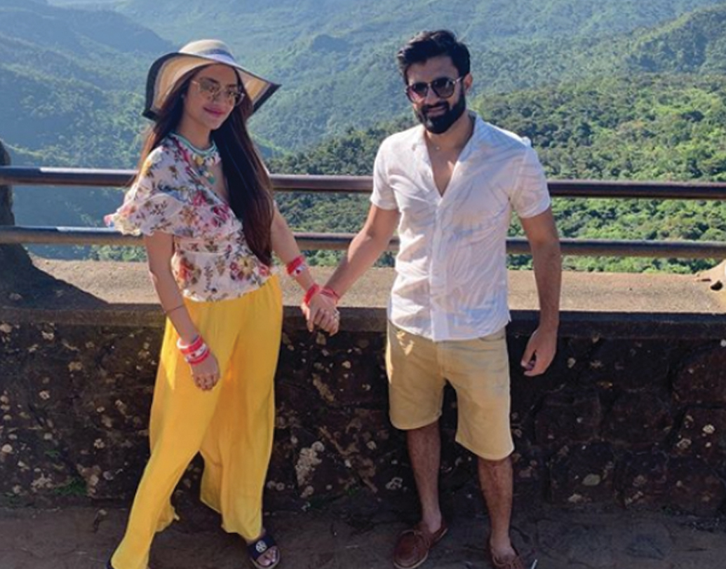 পেছনে সবুজ পাহাড়ের রাশি। হাতে হাত রেখে তাঁরা দাঁড়িয়ে রয়েছেন একসঙ্গে। সময় যেন থমকে গিয়েছে। দু’জনের সম্পর্কের রসায়ন ছাপিয়ে গিয়েছে মরিশাসের চোখধাঁধানো প্রাকৃতিক সৌন্দর্যকেও।