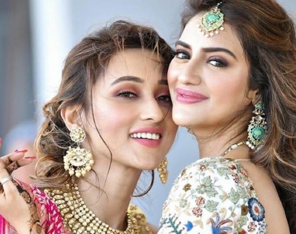 ১৯ জুন শুরু হয়েছিল নুসরত-নিখিলের বিবাহিত জীবনের ইনিংস। এত জাঁকজমক, এত আয়োজন টলিউডে আর কোনও বিয়েতে কার্যত দেখা যায়নি। মেহেন্দি, সঙ্গীত, ইয়ট পার্টি, হোয়াইট ওয়েডিং— কী ছিল না সেখানে! টলি ইন্ডাস্ট্রি থেকে কারও নিমন্ত্রণ না থাকলেও নুসরতের অন্তরঙ্গ বন্ধু অভিনেত্রী মিমি চক্রবর্তী কিন্তু প্রথম দিন থেকেই তাঁর সর্বক্ষণের সঙ্গী!