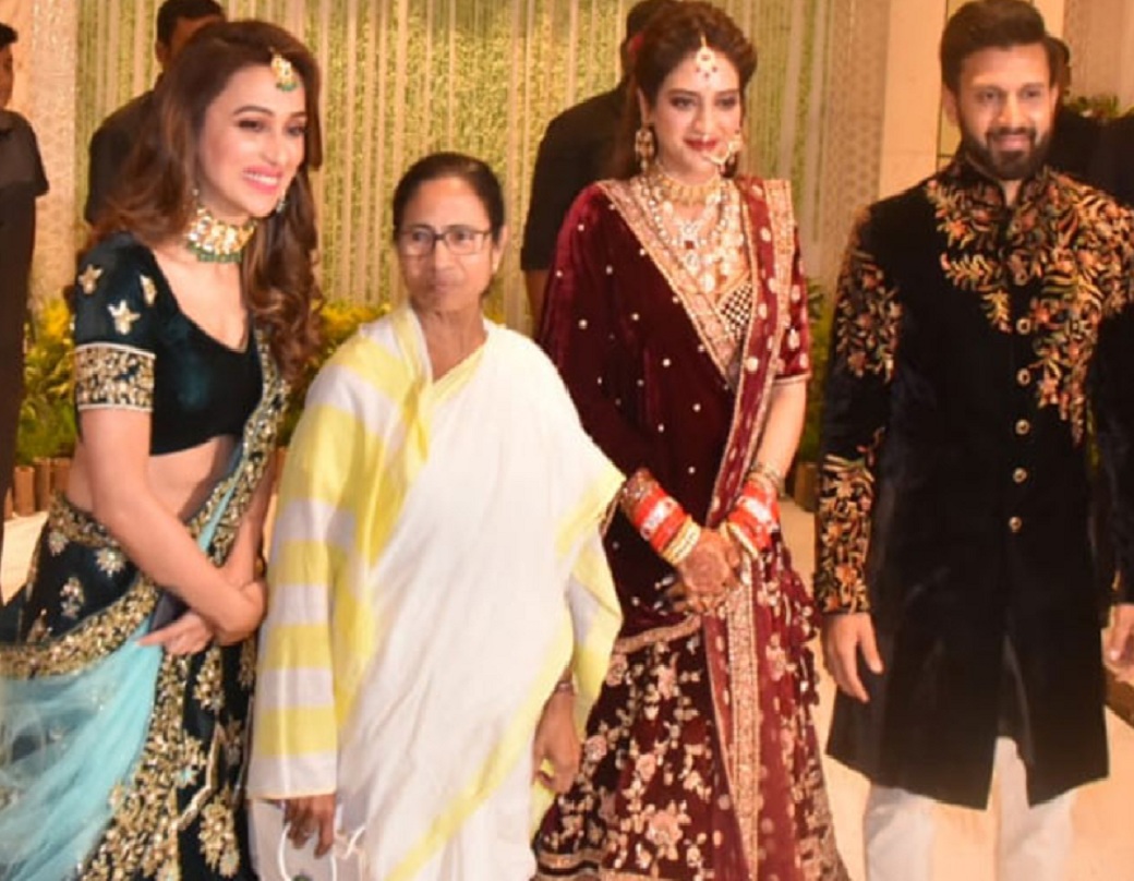 দেশে ফিরে কলকাতার এক সাত তারা হোটেলে ধূমধামের সঙ্গেই সম্পন্ন হয়েছিল নুসরত-নিখিলের গ্র্যান্ড রিসেপশন। চাঁদের হাট বসেছিল সেখানে। সন্ধে হতেই পৌঁছে গিয়েছিলেন পশ্চিমবঙ্গের মুখ্যমন্ত্রী মমতা বন্দ্যোপাধ্যায়। টলি জগত থেকে রাইমা সেন, আবির চট্টোপাধ্যায় থেকে শুরু করে ছিলেন অনেকেই।