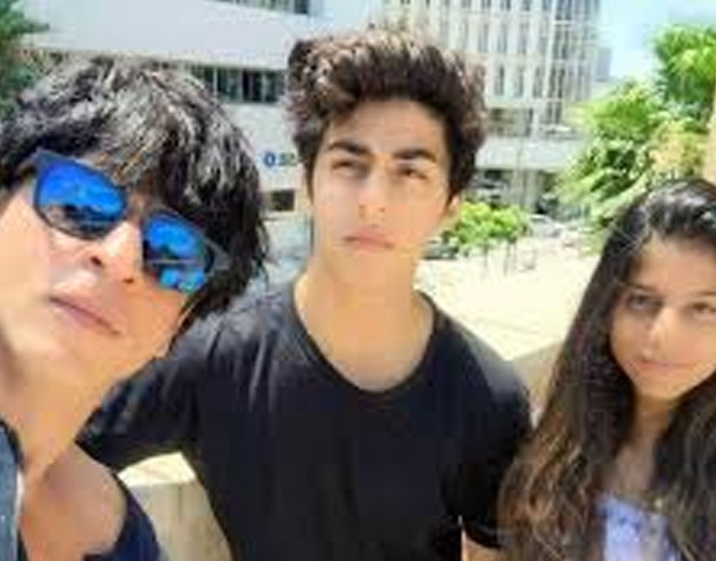 শাহরুখ খানের ছেলে আরিয়ান ও মেয়ে সুহানা দু’জনেরই উচ্চশিক্ষা বিদেশে। লন্ডনের সেভওকস স্কুলের পরে আরিয়ানের গন্তব্য ছিল লস অ্যাঞ্জেলসের সাদার্ন ক্যালিফোর্নিয়া বিশ্ববিদ্যালয়। সেখানে ফিল্ম মেকিং অ্যান্ড রাইটিং-এর উপর কোর্স করছেন তিনি।