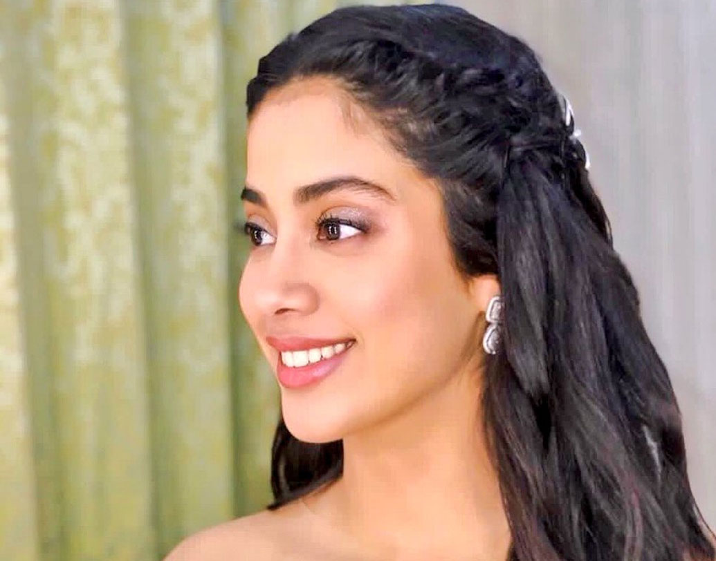 সুহানার মতো শ্রীদেবী-কন্যা জাহ্নবী কপূরও ধীরুভাই অম্বানী ইন্টারন্যাশনাল স্কুলের প্রাক্তনী। এরপর আমেরিকার লি স্ট্রাসবার্গ থিয়েটার অ্যান্ড ফিল্ম ইনস্টিটিউট থেকে অভিনয়ের উপর কোর্স করেন।