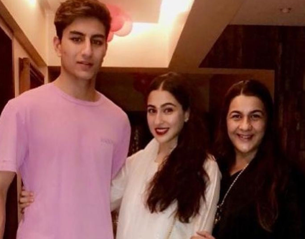 সইফ আলি খান ও অমৃতা সিংহের মেয়ে সারা গ্র্যাজুয়েশন করেছেন কলম্বিয়া ইউনিভার্সিটি থেকে। ছেলে ইব্রাহিম ধীরুভাই অম্বানী ইন্টারন্যাশনাল স্কুলের পরে এখন উচ্চশিক্ষার জন্য ইংল্যান্ডে।