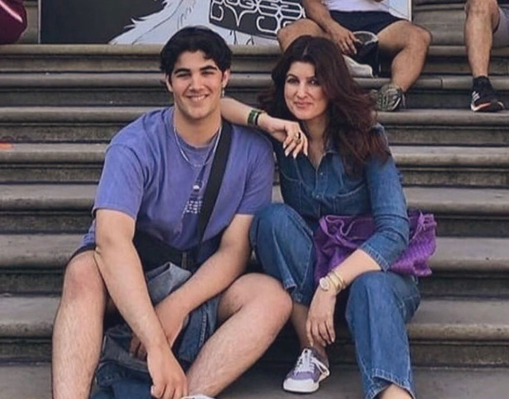 অক্ষয় ও টুইঙ্কল খন্নার ছেলে আরভ পড়াশোনা করছেন মুম্বইয়ের একোল মঁদিয়াল ওয়ার্ল্ড স্কুলে। বাবার মতো মার্শাল আর্টেও খুব আগ্রহ আরভের। হ্যান্ডসাম আরভ জুডোতে ব্রাউন বেল্ট। ক্যারাটেতেও বেশ কয়েকটি পদক পেয়েছেন।