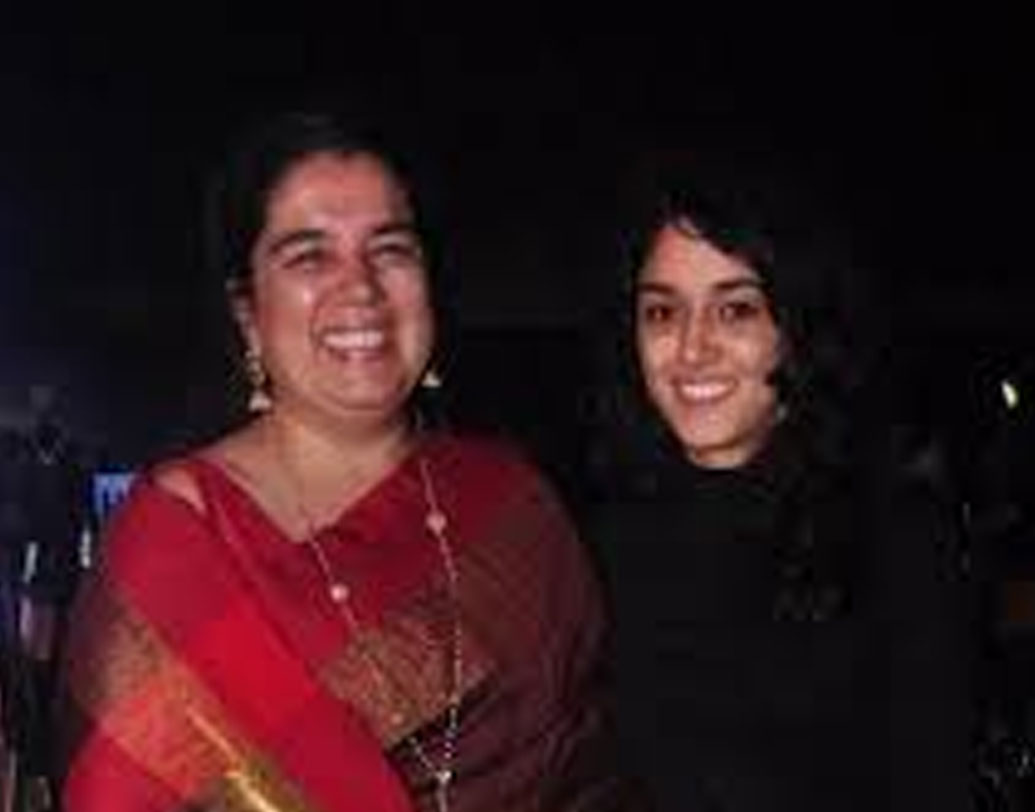 আমিরের মেয়ে ইরা ধীরুভাই অম্বানী ইন্টারন্যাশনাল স্কুলের মেধাবী ছাত্রী ছিলেন। দশম শ্রেণির পরীক্ষায় তাঁর প্রাপ্ত নম্বর ছিল ৮৯%। পড়াশোনার পাশাপাশি ভালবাসেন ফুটবল খেলতে। আমির-কিরণের ছেলে আজাদও পড়ে ধীরুভাই অম্বানী ইন্টারন্যাশনাল স্কুলে। আজাদ আর আরাধ্যা সহপাঠী।