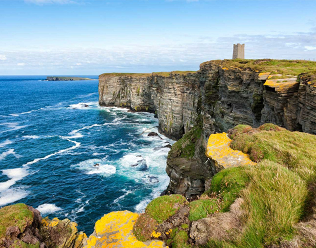 স্কটল্যান্ডের অর্কনে দ্বীপ এবং গ্রিনল্যান্ডে নোঙর ফেলার পর, দুই জাহাজই আর্কটিক কানাডার উদ্দেশে রওনা দেয়। পরিকল্পনা ছিল আর্কটিক কানাডার বিভিন্ন প্রণালীর গোলকধাঁধাঁ ভেদ করে প্রশান্ত মহাসাগরে পৌঁছনো।