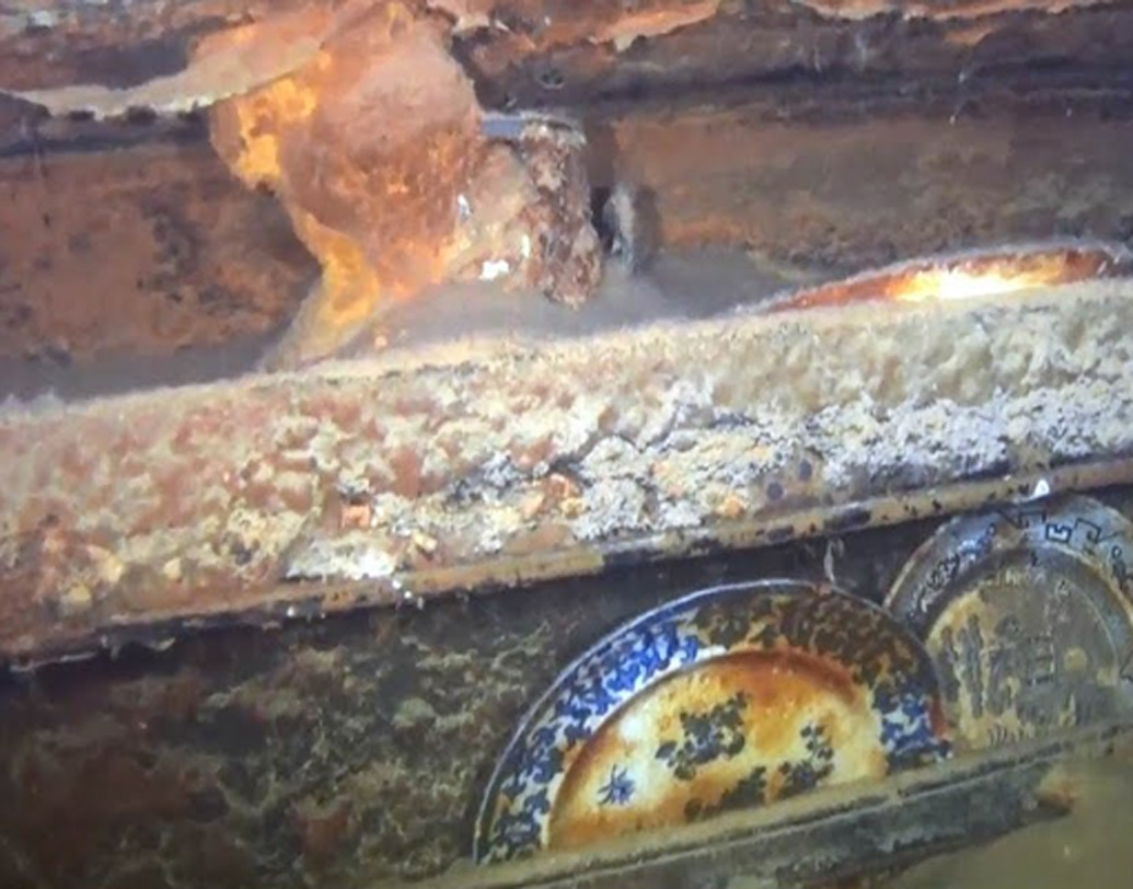 তল্লাশি চলাকালীন ১৮৪৮ সালে শিলাস্তূপের নীচে ক্যাপ্টেন ফ্রানসিস ক্রোজিয়ারের হাতে লেখা একটি চিরকূটও মেলে। যাতে পরিষ্কার লেখা ছিল, দেড় বছর ধরে বরফের স্তূপে আটকে পড়ে রয়েছে জাহাজগুলো। ইতিমধ্যেই স্যর ফ্রাঙ্কলিন-সহ ২৪ জনের মৃত্যু হয়েছে।