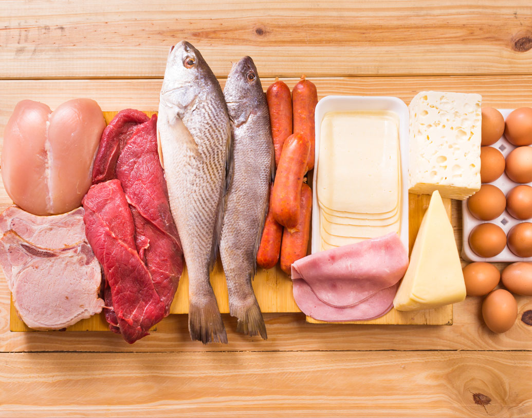 ফ্যাট কম, শর্করা একেবারেই নেই— এই ডায়েটের সোজা হিসেব এটাই। কিন্তু লো ফ্যাট মানেই কম ফ্যাট খেয়েই সারা দিন কাটিয়ে দেওয়া নয়। এই ডায়েটের সবচেয়ে গুরুত্বপূর্ণ দিক হল প্রোটিনের উপস্থিতি। পাতে রাখতেই হবে পর্যাপ্ত প্রোটিন। ভাত যেহেতু একেবারেই বাদ, রুটিও নামমাত্র, সেই খিদে পূরণ করুন মাছ-মাংস ও ডিম ও উদ্ভিজ্জ প্রোটিন দিয়ে।