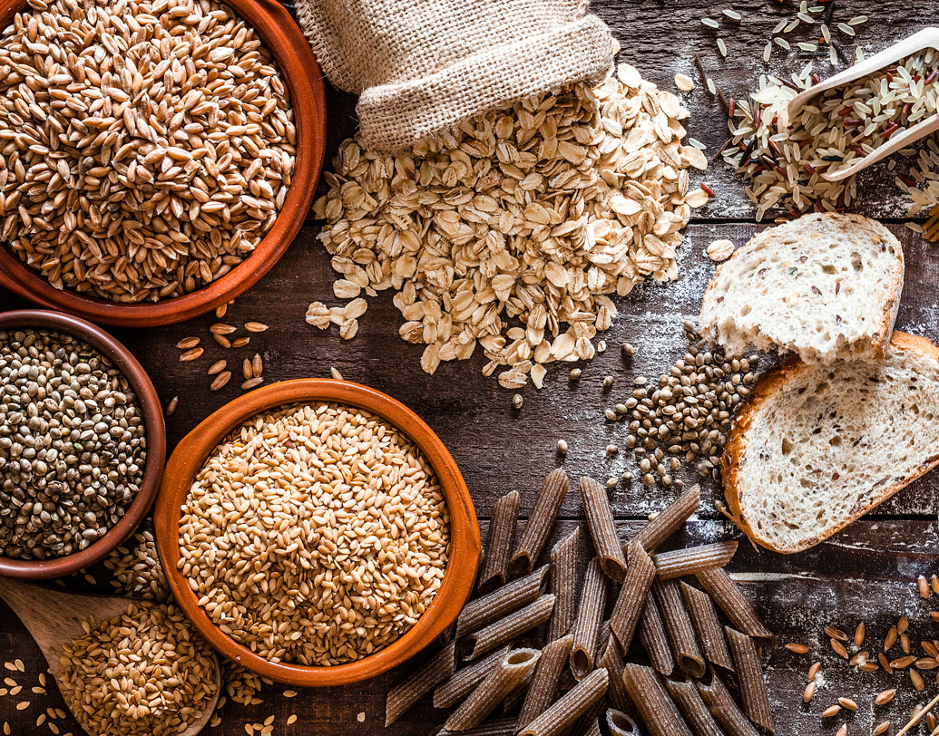 একেবারে ভাত খাব না! এটা ভেবেই যাঁরা ভয় পাচ্ছেন, তাঁদের উদ্দেশে পুষ্টিবিদ অর্পিতা সেনের পরমর্শ, ‘‘ভাতে তেমন কোনও উপকার নেই, তবু ভাত বাদ ভাবলেই যদি মানসিক সমস্যা হয়, তা হলে পাতে রাখতে পারেন ব্রাউন রাইস, হোল গ্রেন ব্রেড। ফাইবারের জোগান পেতে অসুবিধা হবে না।’’