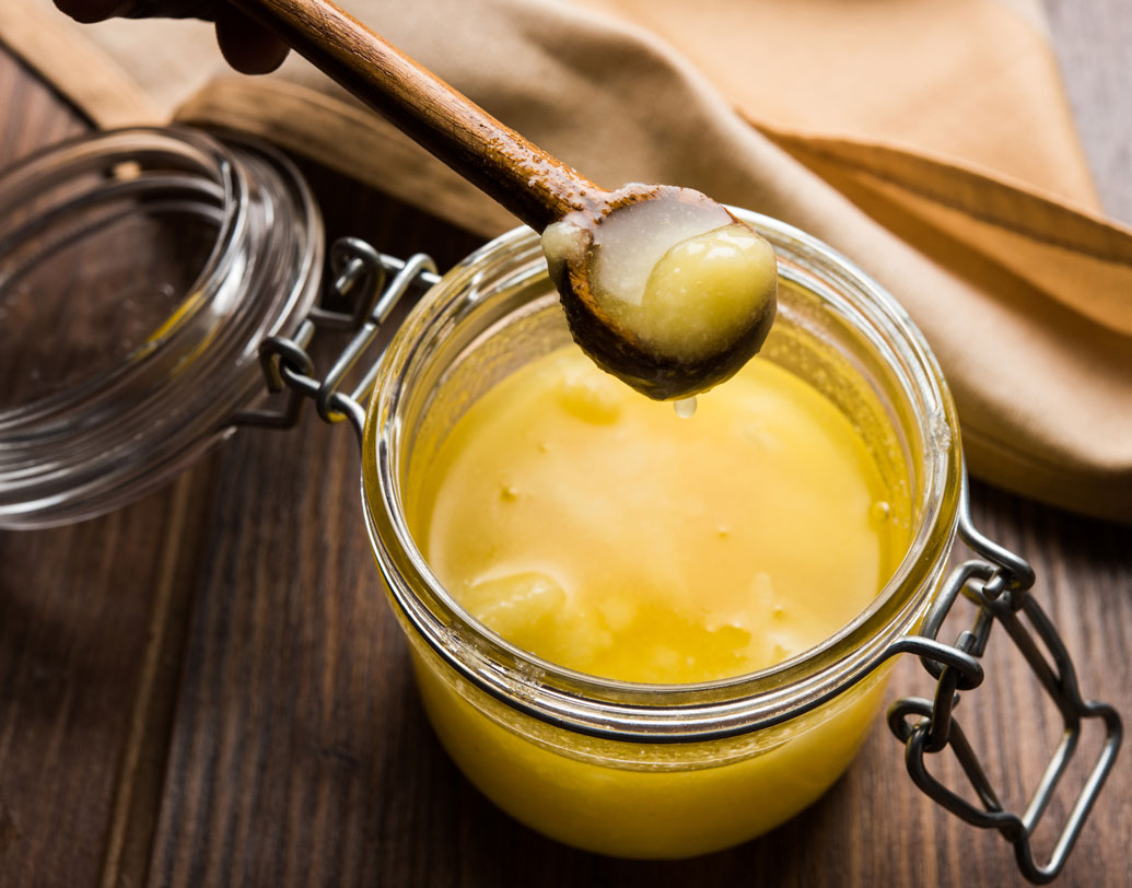 পুষ্টিবিদদের মতে, ওজন অনুযায়ী আপনার শরীরে কত ক্যালোরির খাবার দরকার তার পরামর্শ আগে নিয়ে নিন কোনও চিকিৎসক বা পুষ্টিবিদের থেকে। সেই অনুযায়ী ঠিক করতে হবে পাতে থাকবে কতটা ফ্যাট। এক চামচ ঘি বা এক চামচ মাখনে প্রায় ১০ গ্রাম ক্যালোরি। ১ হাজার ক্যালোরির ডায়েটের উপযুক্ত হলে মোট খাবারের ১০ শতাংশ পেয়ে গেলেন সেখান থেকেই!