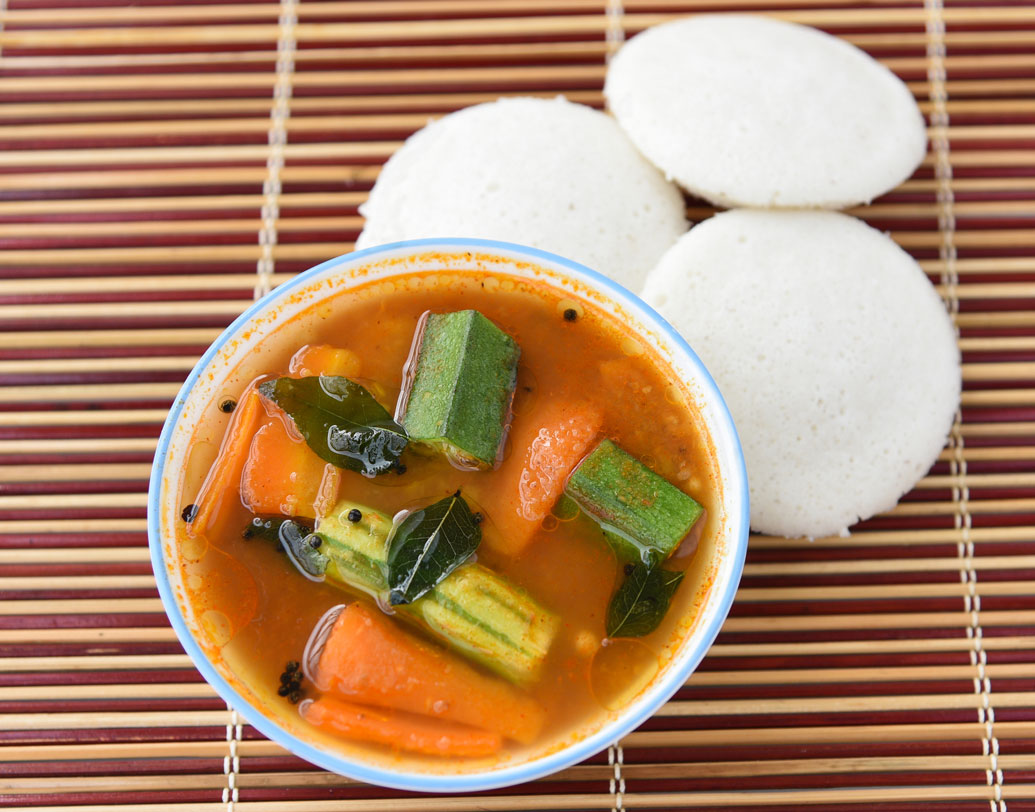 কার্বোহাইড্রেট বাদ বলে চালের সব বাদ এমনটা নয়। বরং বেছি নিন হাই গ্লাইসেমিক রেটের কার্বোহাইড্রেট। ইডলি, প্লেন দোসা, উপমা, ওটস, দু’-একটা রুটিও চলতে পারে মাঝে মাঝে স্বাদবদলের জন্য।