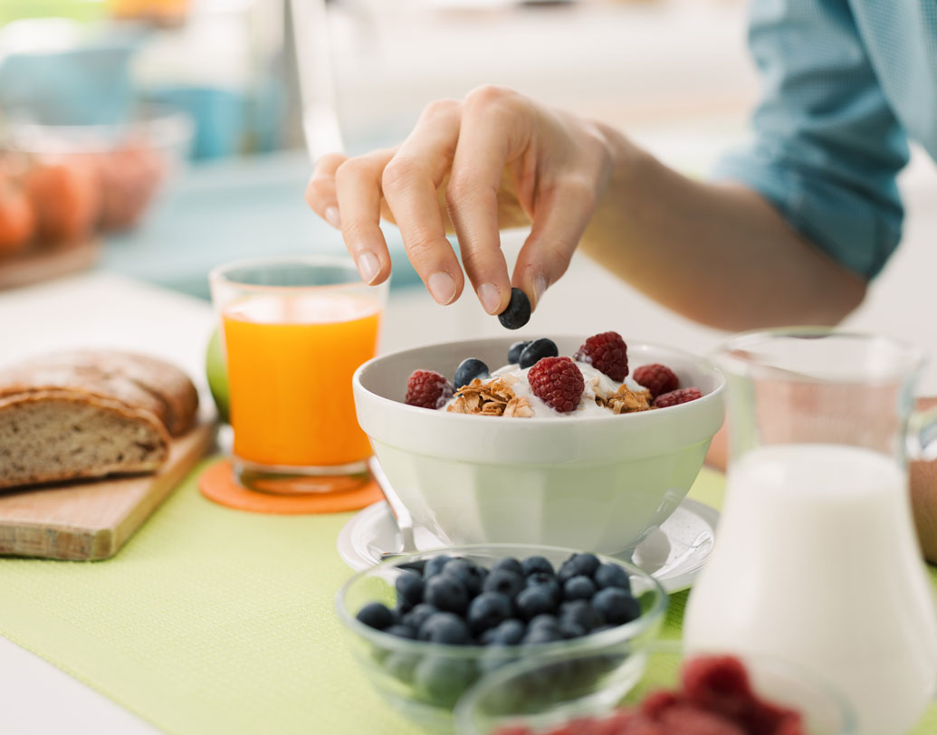 ছানা, অন্তত ১০০ গ্রামের ফল ও টকদই রোজ রাখুন পাতে। এক বাটি মুসুর ডাল অনেকটা প্রোটিনের জোগান দেবে, পেটও ভর্তি রাখবে। তাই এই সব খাবার থাকুক ডায়েটে।