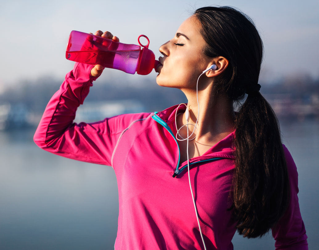 জল ও পর্যাপ্ত ঘুমের অভাব যেন কখনওই না হয়। যত কম জল খাবেন, তত শরীর জল জমিয়ে রাখবে তার প্রয়োজনীয় কাজ সারার জন্য। নুনের সঙ্গ ছাড়া জল জমতে পারে না শরীরে। জল জমার কারণে শরীর ফুলে যায়। তাই জল অনেক আর নুন কমের কৌশলেই কিছুটা ওজন কমবে। সঙ্গে দরকার অন্তত ৬-৭ ঘণ্টার নিরুপদ্রব ঘুম।