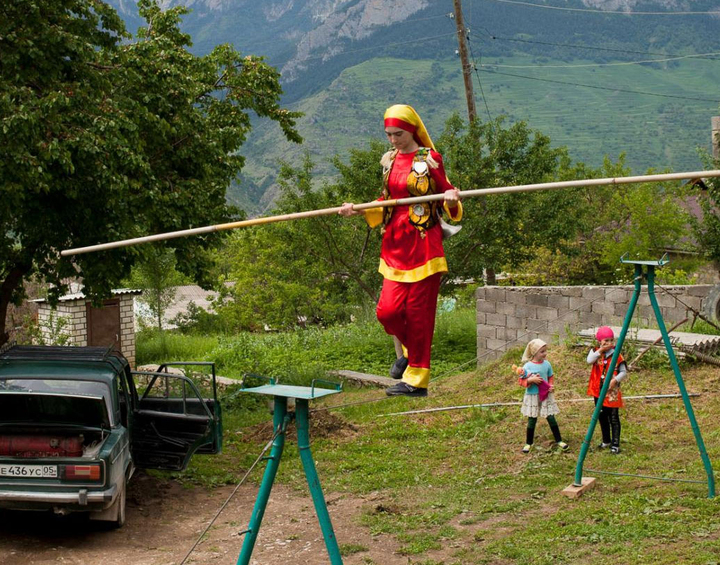 সোভক্রা-১: গ্রেটার ককাস পর্বতের কোলে গড়ে উঠেছে রাশিয়ার ছোট্ট এই গ্রাম। এ গ্রামের বিশেষত্ব, এখানে সক্ষম প্রত্যেক ব্যক্তি দড়ির উপর দিয়ে হাঁটতে পারেন। তাই একে ‘টাইটরোপ ভিলেজ’ও বলা হয়। এটি একটি শতাব্দীপ্রাচীন প্রথা। কী ভাবে এই প্রথা শুরু হল তা নিয়ে প্রচলিত একটি কাহিনিও রয়েছে।