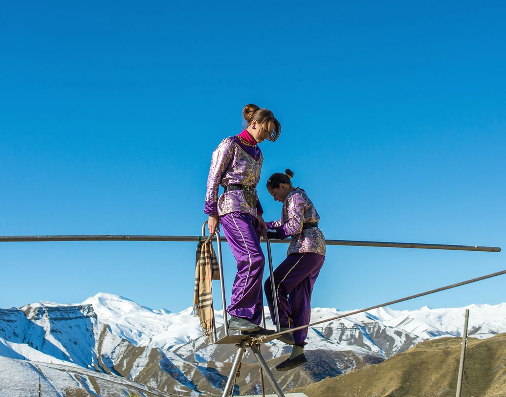 পাশের পাহাড়ি গ্রামে বিয়ে করতে সোভক্রা গ্রামের পুরুষদের ট্রেকিং করে যেতে হত। এর থেকে মুক্তি পেতে পাহাড়ের এক প্রান্ত থেকে অন্য প্রান্তে দড়ি টাঙাতেন। সেই দড়ি বেয়েই তাঁরা যাতায়াত করা শুরু করেন। তার পর থেকেই  নাকি সেই প্রথা চলে আসছে। গ্রামের স্কুলগুলিতেও শিশুদের ‘টাইটরোপ ওয়াকিং’ শেখানো হয়।
