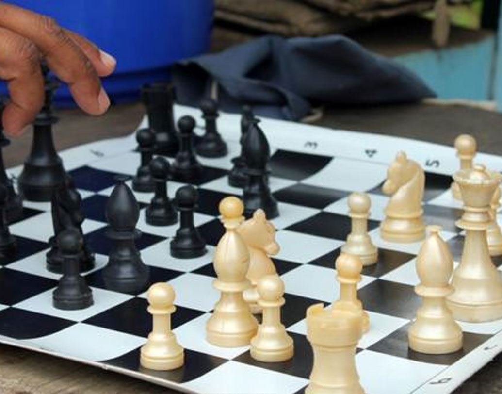 মারোত্তিচাল: উত্তর কেরলের এই গ্রাম ‘চেস ভিলেজ’ নামে পরিচিত। গ্রামের ১০০ শতাংশ মানুষই দাবা খেলায় দক্ষ। কী ভাবে হয়ে উঠল দাবা গ্রাম? একটা সময়ে গোটা গ্রাম জুয়া, মদে আসক্ত ছিল। গ্রামেরই এক যুবক উন্নিকৃষ্ণণ কাছেরই একটি ছোট একটি শহরে থাকতেন। সেখানে থাকাকালীনই দাবা শেখেন।