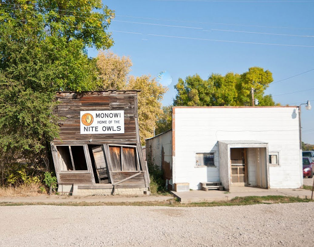 মনোউই: নেব্রাস্কার বয়েড কাউন্টির ছোট্ট একটি গ্রাম। ০.২১ বর্গকিলোমিটার জুড়ে বিস্তৃত। গ্রামে এক জনই থাকেন। ৮৬ বছর বয়সী বৃদ্ধা এলসি এইলার। ১৯০২-এ গড়ে ওঠা এই গ্রামটি একটা সময় বেশ সমৃদ্ধ ছিল। ১৯৩০-এর জনগণনায় গ্রামে ১৫০ জন বাসিন্দা ছিলেন। কিন্তু গ্রামের যুব সম্প্রদায় একে একে গ্রাম ছেড়ে শহরে পাড়ি দেয়।