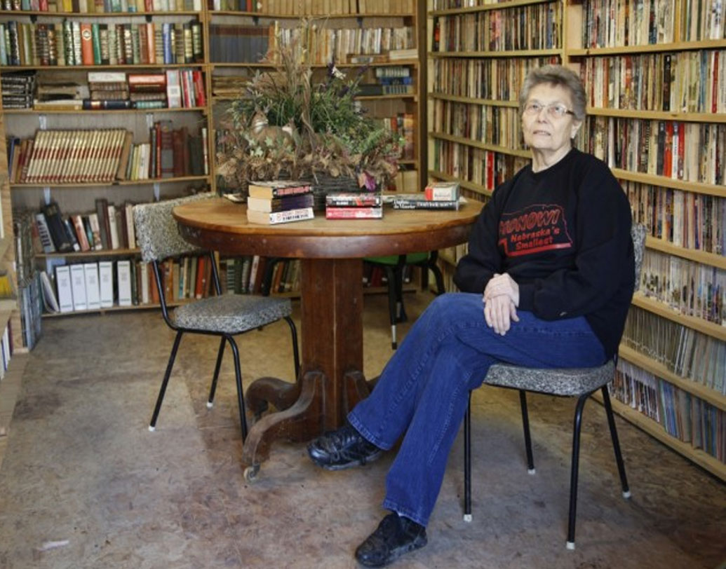 ২০০০-এ দেখা যায়, গ্রামে মাত্র দু’জন পড়ে রয়েছেন— এইলার ও তাঁর স্বামী রুডি। ২০০৪-এ রুডির মৃত্যুর পর একটা লাইব্রেরি এবং রেস্তরাঁ খোলেন এইলার। লাইব্রেরিতে যা সংগ্রহ আছে তার টানে ১০০ কিমি দূর থেকেও বইপ্রেমীরা ছুটে আসেন এখানে।