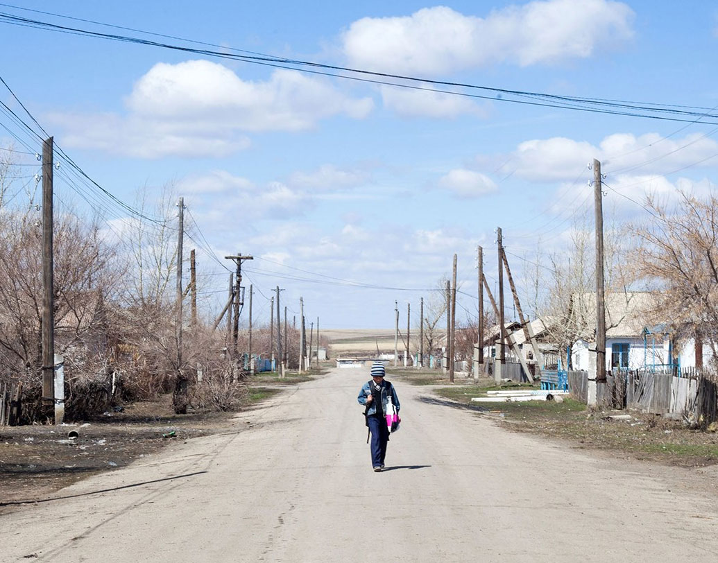 কালাচি: কাজাখস্তানের এই গ্রামের বাসিন্দারা হঠাৎ হঠাৎ ঘুমিয়ে পড়েন। সেই ঘুম কখনও কখনও এক সপ্তাহ পরে গিয়েও ভাঙে। শিশু থেকে বুড়ো সকলের মধ্যেই একই প্রবণতা দেখা যায়। কেউ কাজ করতে করতে ঘুমিয়ে পড়ছেন, কেউ আবার কথা বলতে বলতে! আশ্চর্যের বিষয়, ঘুম থেকে ওঠার পর কারও কিছু মনেও থাকে না।