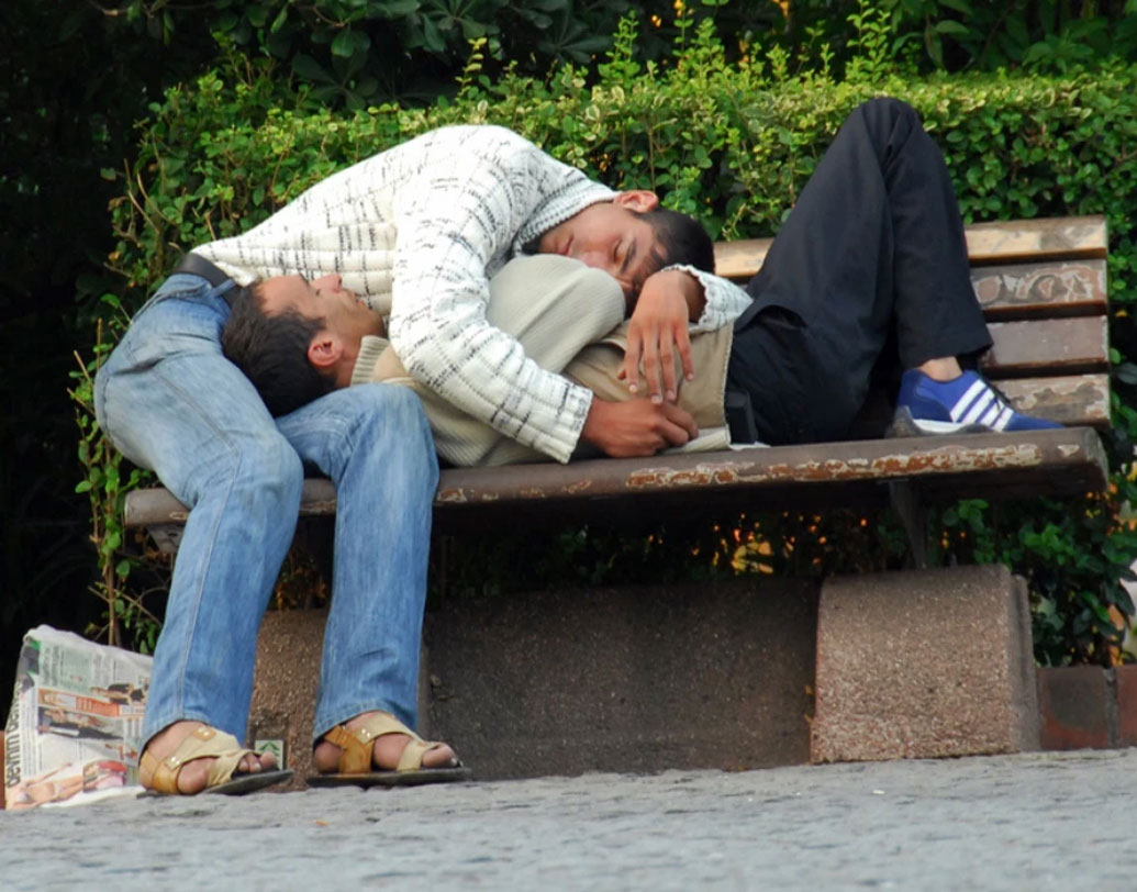 শুধু মানুষ নয়, পশু-পাখিদের মধ্যেও এমন লক্ষণ দেখা যায়! কেন এমন হচ্ছে? গবেষকদের প্রাথমিক ধারণা, কাছেরই ইউরেনিয়াম খনির প্রভাব পড়ছে গ্রামবাসীদের উপর। প্রচুর পরিমাণে কার্বন মনোক্সাইড সৃষ্টি হওয়ার ফলে বাতাসে অক্সিজেনের পরিমাণ কমে যাচ্ছে। যার জেরে এই অবস্থা।