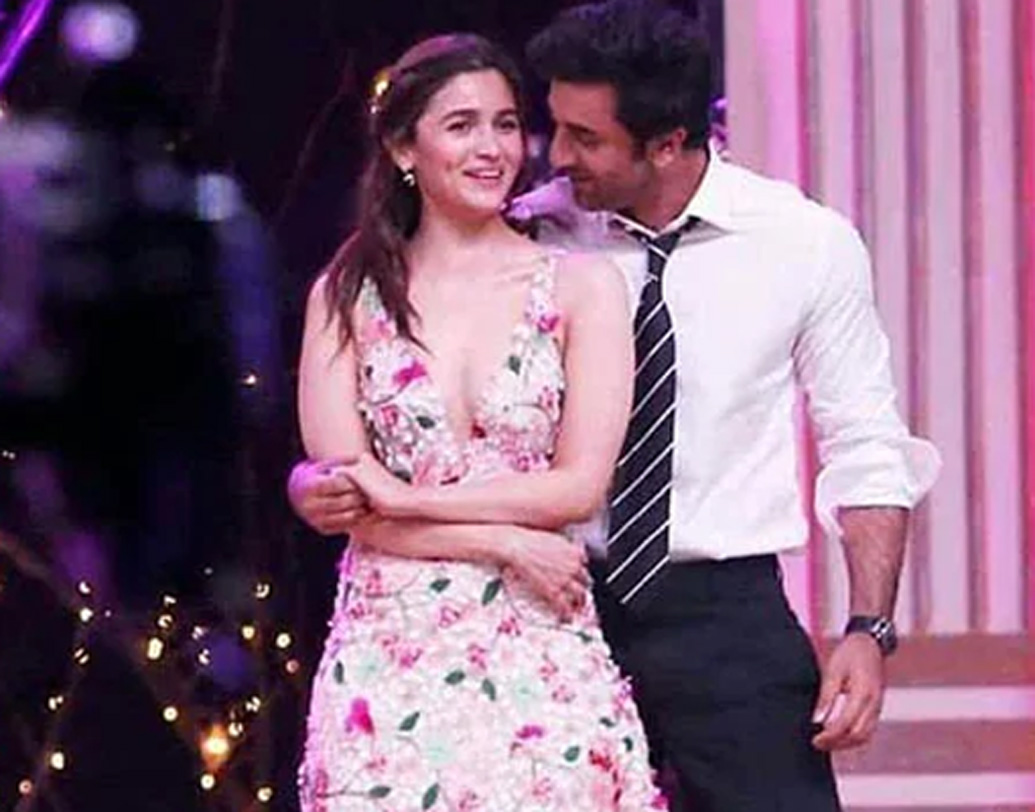 বিয়ের পিঁড়ির জন্য দ্বিতীয় লাইনে দাঁড়িয়ে রয়েছেন রণবীর-আলিয়া! জানা গিয়েছে, সম্প্রতি রণবীর নাকি মহেশ ভট্টের কাছে আলিয়াকে বিয়ের প্রস্তাবও দিয়েছেন ইতিমধ্যে।