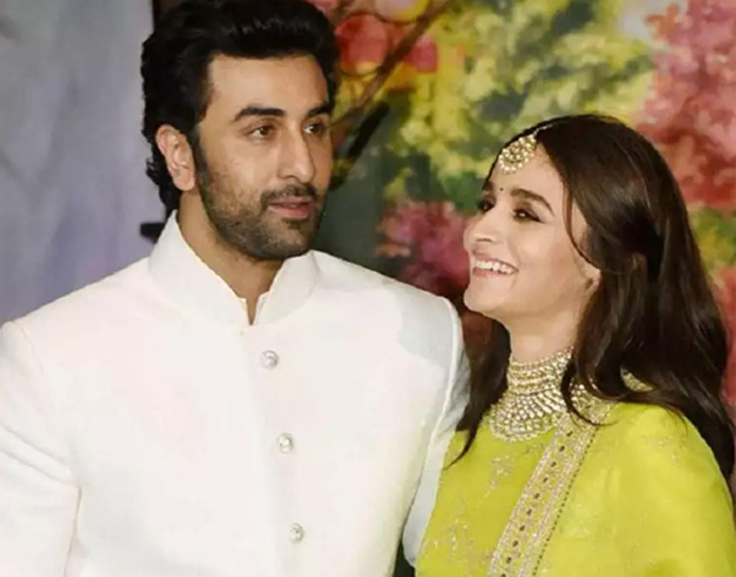 রণবীরের বাবা ঋষি কপূর চিকিৎসার জন্য আপাতত বিদেশে। তিনি চিকিৎসা করিয়ে ফিরলেই রণবীর-আলিয়া বিয়েটা সেরে ফেলবেন। বলিউডে যা গুঞ্জন তাতে ২০২০ সালের প্রথম দিকেই তাঁরা বিয়ে করতে পারেন।