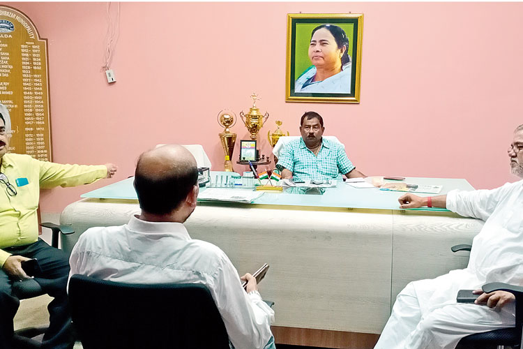 আলোচনা: পুরসভায় উপ-পুরপ্রধান দুলাল সরকার, কাউন্সিলর কৃষ্ণেন্দুনারায়ণ চৌধুরী ও নরেন্দ্রনাথ তিওয়ারি ও প্রাক্তন কাউন্সিলর জয়ন্ত দাস। নিজস্ব চিত্র