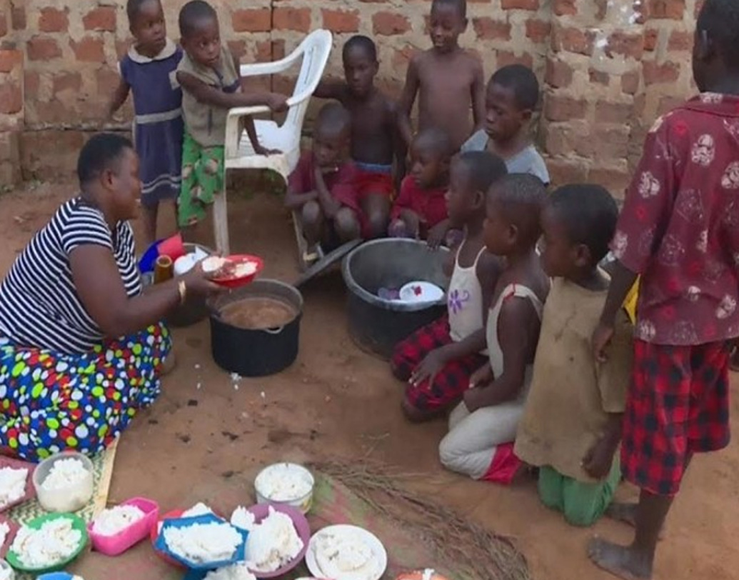 কিন্তু এর পর টানা চার বার তিনি যমজ সন্তানের জন্ম দেন। মারিয়ম বুঝতে পারেন কোথাও একটা সমস্যা হচ্ছে। তিনি চিকিৎসকের কাছে যান। চিকিৎসক তাঁকে জানান, তাঁর ডিম্বাশয়ের আকার অত্যন্ত বড় এবং তিনি নিজেও ভীষণ ভাবে ফার্টাইল।