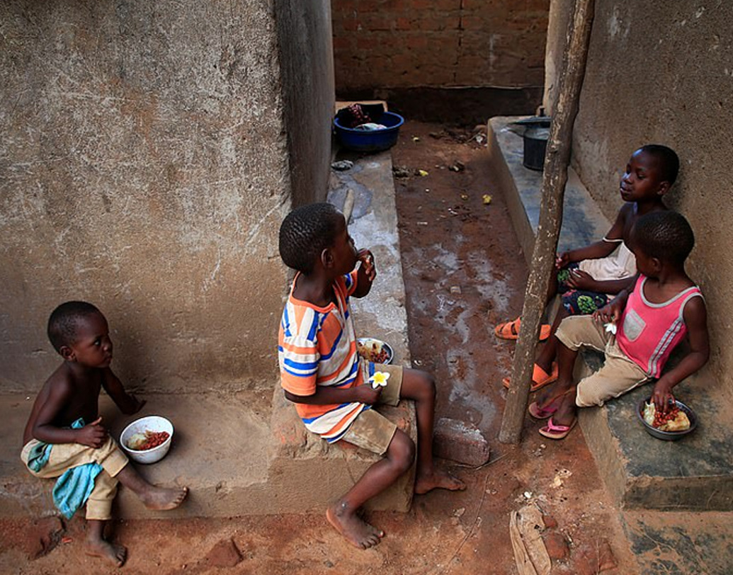 কী করবেন বুঝে উঠতে পারছিলেন না মারিয়ম। ইতিমধ্যেই তখনই তিনি ৮ সন্তানের জন্ম দিয়ে ফেলেছেন। স্বামীকে বিষয়টা জানান। বারবার এ ভাবে একাধিক সন্তানের জন্ম দেওয়াটা বন্ধ হওয়া উচিত বলেও জানান মারিয়ম। কিন্তু স্বামী তাঁর কথায় একেবারেই কান দেননি।