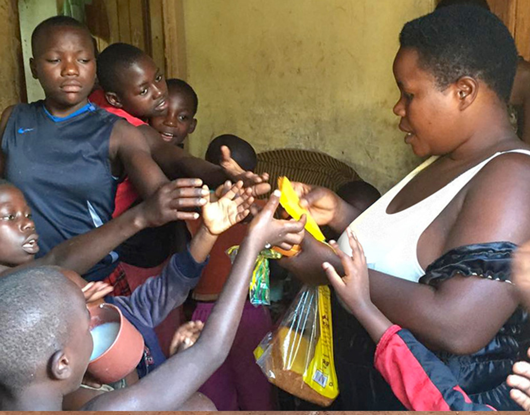 আড়াই বছর আগে শেষ বার মা হয়েছিলেন মারিয়ম। সে বারও যমজ সন্তানের জন্ম দেন তিনি। তাদের মধ্যে একজন মারা যায়। এর পরই তাঁকে বাড়ি থেকে বার করে দেয় তাঁর স্বামী। এর মধ্যে অন্য এক মহিলাকে বিয়েও করে নিয়েছিল সে।