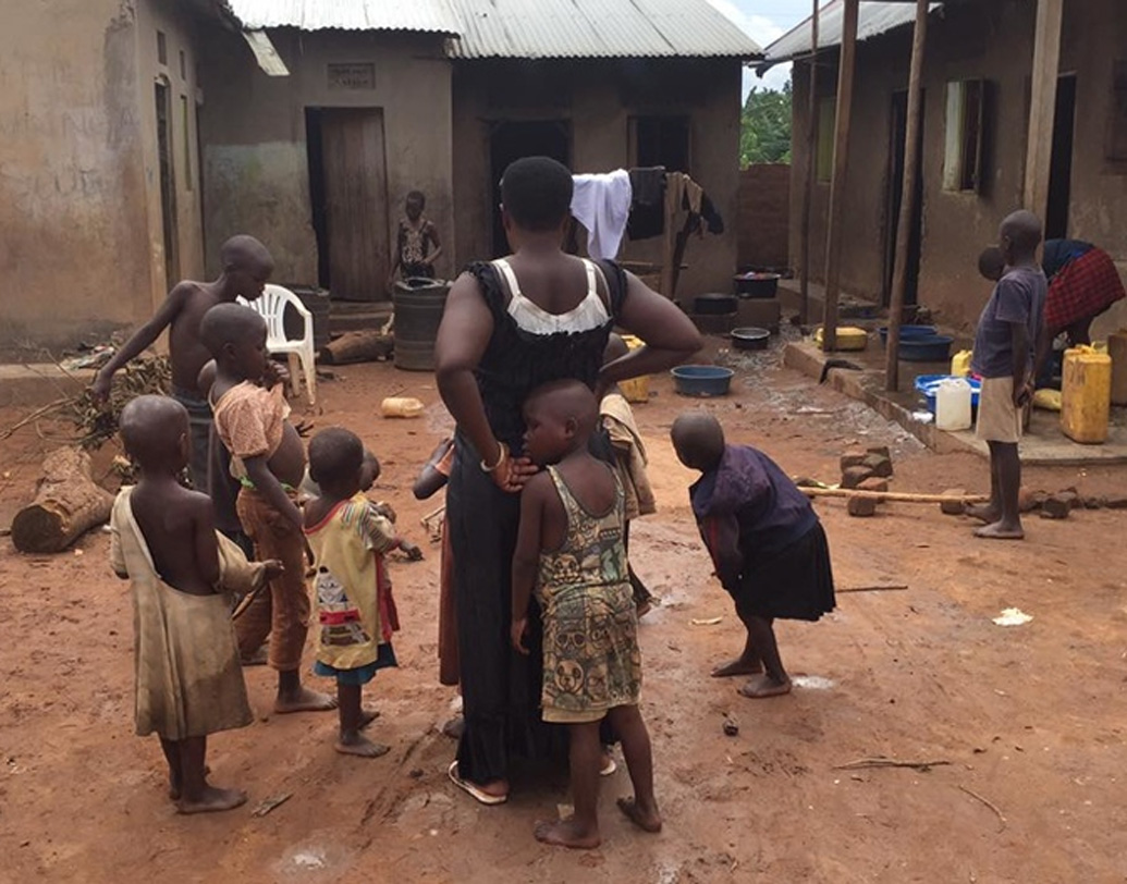 সব মিলিয়ে মোট ৪২ সন্তানের জন্ম দিয়েছিলেন তিনি। তবে তাদের মধ্যে বেঁচে রয়েছে ৩৮ জন।