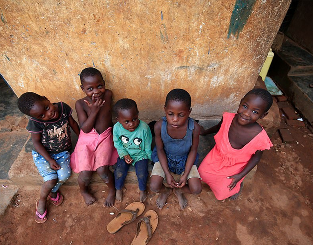 বাড়ি থেকে বার করে দেওয়ার পর ৩৮ সন্তানকে নিয়ে বিভ্রান্ত হয়ে পড়েছিলেন মারিয়ম। জীবনের সবচেয়ে বড় চ্যালেঞ্জের সামনে তাঁকে যেন দাঁড় করিয়ে দিয়েছিল ভাগ্য। ৩৮ সন্তানকে ভাল শিক্ষা-খাবার কী ভাবে দেবেন সেটাই তাঁকে দীর্ঘ দিন ভাবিয়েছে। তবে হাল ছাড়েননি তিনি।