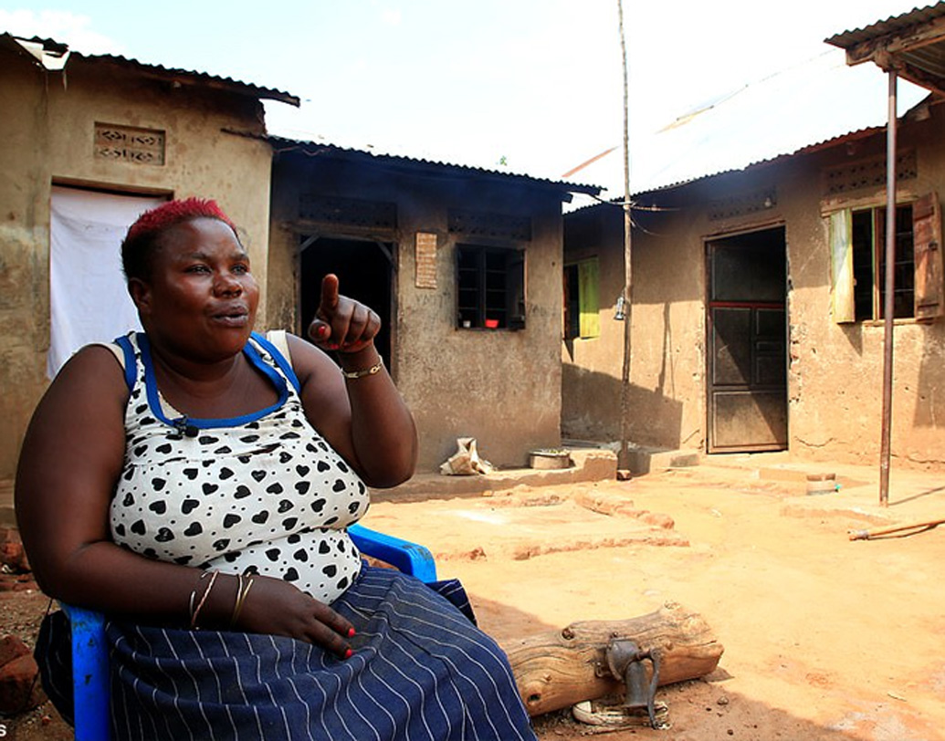 তখন তাঁর ঠাকুমা অনেক সাহায্য করেছিলেন। কামপালায় যে বাড়িতে মারিয়মের সংসার এখন, সেটা তাঁকে ঠাকুমাই করে দিয়েছিলেন। ছেলে মেয়েদের স্কুলে ভর্তি করিয়েছেন মারিয়ম। নানা রকম কাজ করে সংসার চালান তিনি।