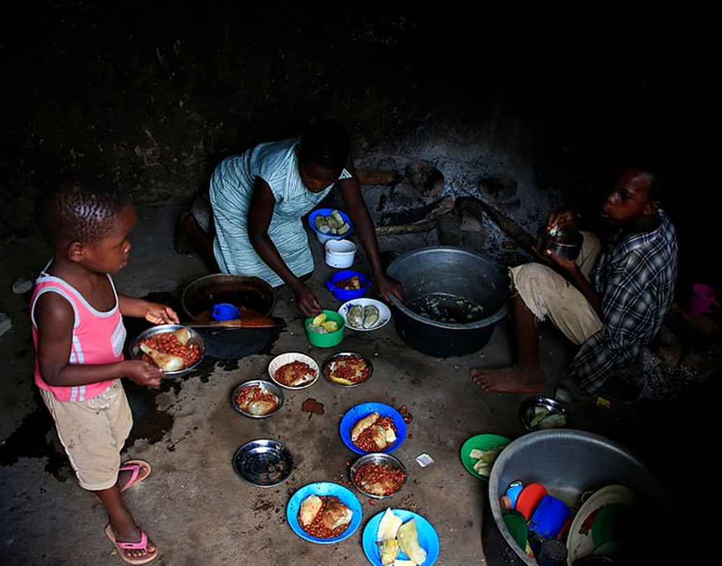 মারিয়ম জানাচ্ছেন, সারা পরিবারের জন্য সারা দিনে ২৫ কিলোগ্রাম ভুট্টা লাগে। আর্থিক অনটনের জন্য মাছ-মাংস রান্না হয় না বললেই চলে। বড়রা রান্না এবং ঘরের কাজে মাকে সাহায্য করে। কোন দিন কে কোন কাজটা করবে, তার একটা রুটিন ঘরের দেওয়ালে টাঙানো রয়েছে।