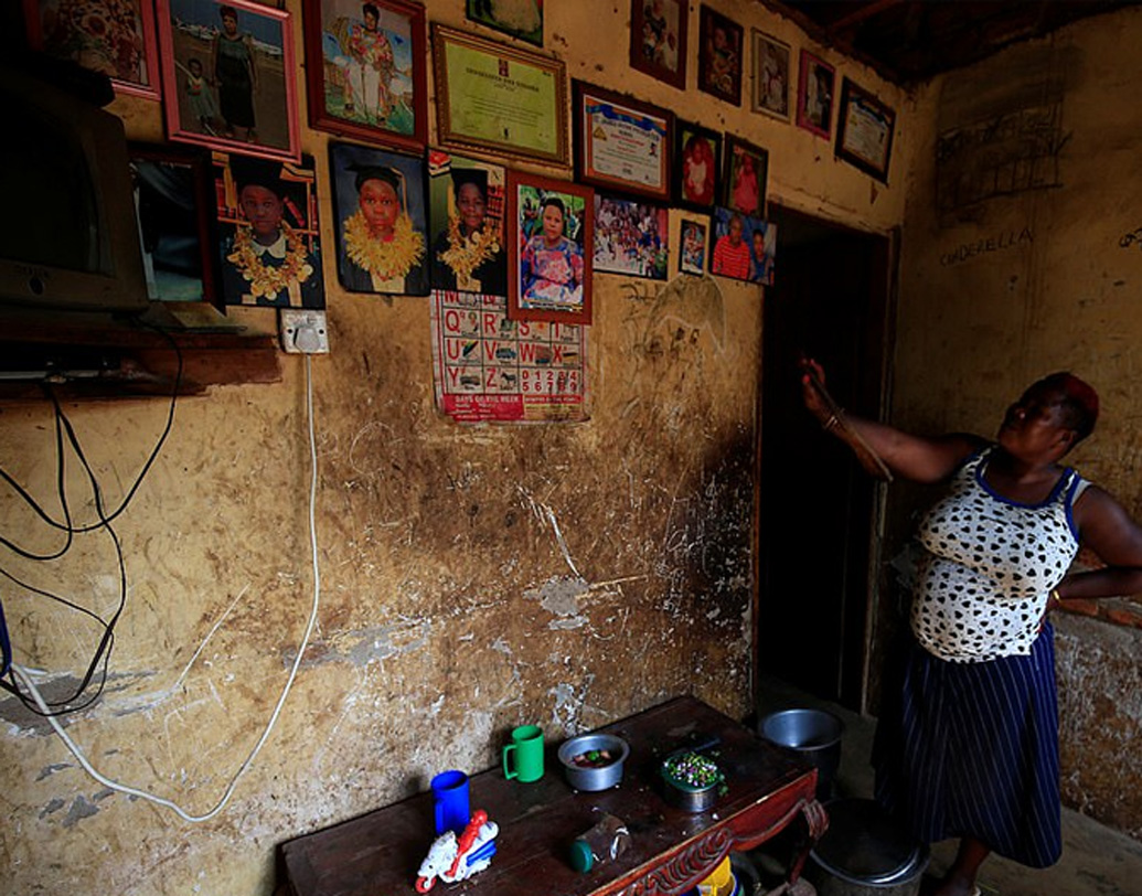 মারিয়মের ঘরের দেওয়ালে সব সন্তানদের ছবি টাঙানো রয়েছে। তাদের মধ্যে যারা পড়াশোনা অনেক দূর পর্যন্ত করেছে, তাদের গলায় সোনালী চকচকে মালাও পরিয়ে রেখেছেন মারিয়ম।