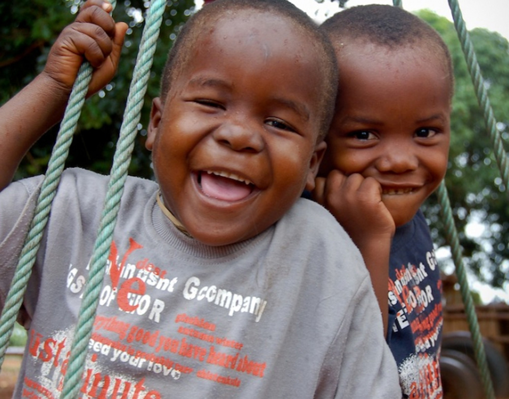 আফ্রিকায় পরিবারের গড় আকার অন্য দেশের তুলনায় বড়। উগাণ্ডাতে প্রতি মহিলার গড় সন্তান সংখ্যা ৫.৬। যা এই মহাদেশের সর্বোচ্চ। বিশ্ব ব্যাঙ্কের তথ্য অনুসারে সারা বিশ্বে মহিলাদের গড় সন্তান সংখ্যা ২.৪।