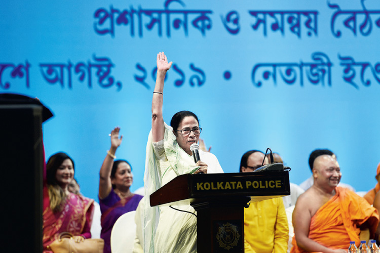 আমি আছি: তিনি ভিআইপি কার্ড তুলে দেওয়ার পক্ষে, এই বলে হাত তুললেন মুখ্যমন্ত্রী মমতা বন্দ্যোপাধ্যায়। শুক্রবার, নেতাজি ইন্ডোরে পুজো কমিটিগুলির সঙ্গে বৈঠকে। ছবি: সুমন বল্লভ