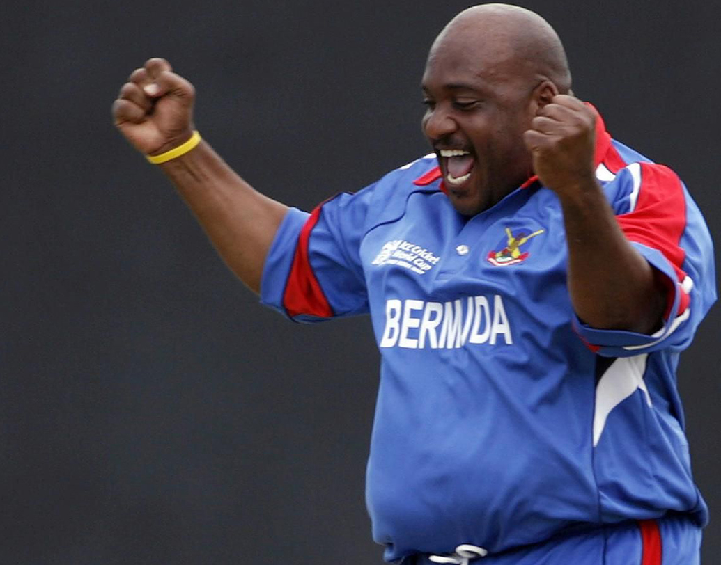 যদিও তিনি প্রথম নন, এর আগে দেখা গিয়েছিল বারমুডার ৩৬ বছরের স্পিনার ডাওয়েন লেভেরককে। তাঁর ওজন ছিল ১২২ কেজি। ২০০৭ এর বিশ্বকাপে অংশ নেওয়া বারমুডা দলের সদস্য ছিলেন তিনি। সে বার ভারতের বিরুদ্ধে ম্যাচে একটি ক্যাচ ও একটি উইকেট নেন তিনি। যদিও দশ ওভারে দিয়েছিলেন ৯৬ রান। আন্তর্জাতিক ক্রিকেটে ৩২ ম্যাচে ৩৪ উইকেট আছে তাঁর।