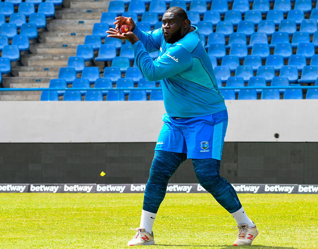 ২০১১ সালে ১৮ বছর বয়সে লিওয়ার্ড দ্বীপের হয়ে ত্রিনিদাদ টোব্যাগোর বিরুদ্ধে ক্রিকেটে প্রথম আত্মপ্রকাশ ঘটে কর্নওয়ালের। সেই ম্যাচে উইকেট না পেলেও চার ওভারে দিয়েছিলেন মাত্র ২১ রান। ব্যাট হাতে অবশ্য রান পাননি। হেরেও যায় তাঁর দল।