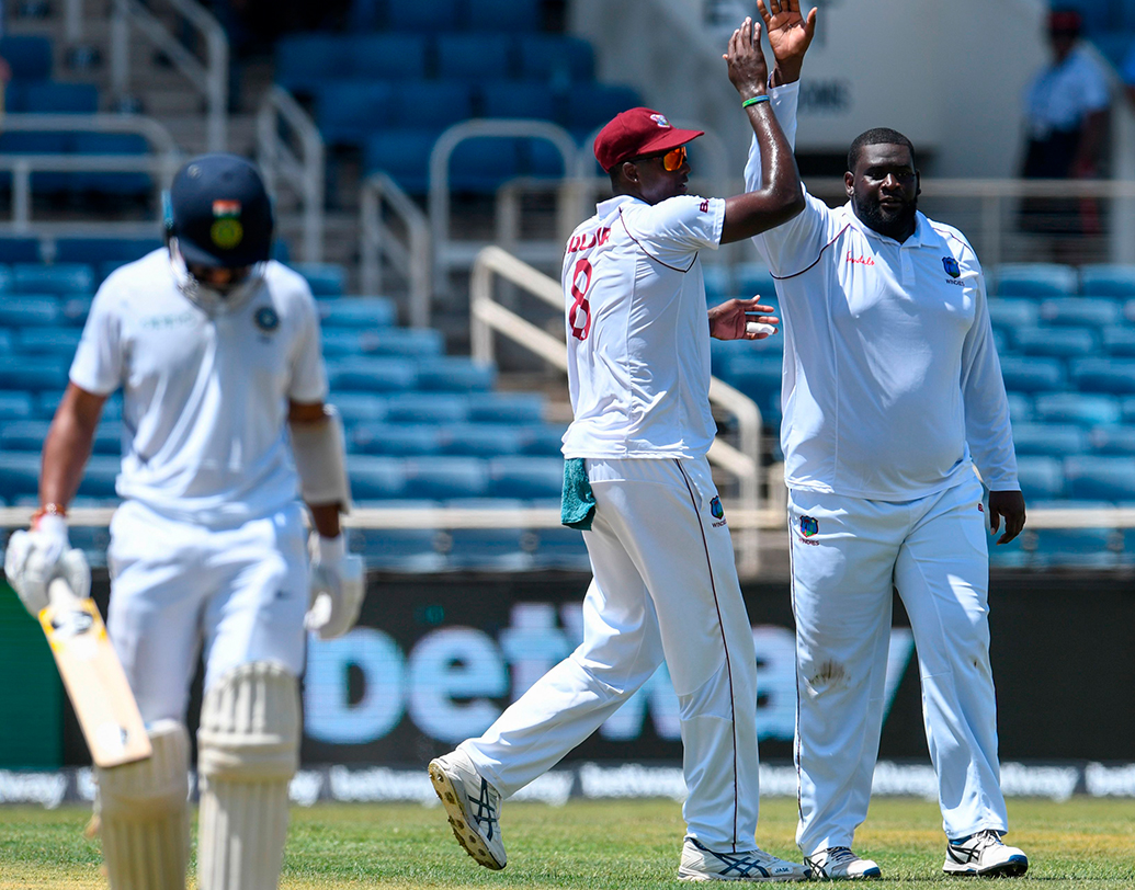 শুক্রবার থেকে শুরু হওয়া ভারত-ওয়েস্ট ইন্ডিজের দ্বিতীয় টেস্টে ইতিমধ্যেই তিনি তুলে নিয়েছেন পূজারার উইকেট। স্লিপে দাঁড়িয়ে নিয়েছেন দুই ওপেনার রাহুল ও মায়াঙ্কের ক্যাচ। ম্যাচ যত গড়াবে তত ভাঙবে পিচ। দ্বিতীয় ইনিংসে সেই সুযোগ কাজে লাগিয়ে আরও ভয়ঙ্কর হতে পারেন কিনা কর্নওয়াল, সেই দিকেই নজর ক্রিকেট বিশ্বের।