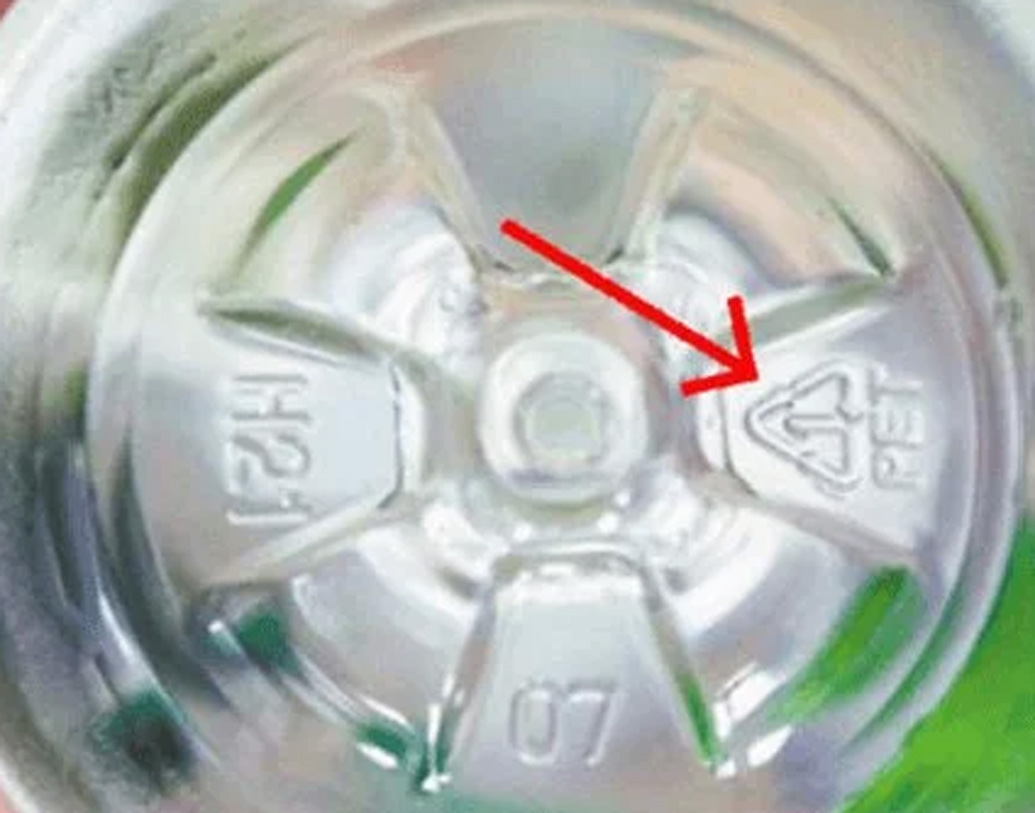 প্রতিটা প্লাস্টিকের গায়েই একটি ত্রিভুজাকৃতি চিহ্ন থাকে। এটা আসলে রিসাইকেল অর্থাৎ পুনর্ব্যবহারযোগ্যতার প্রতীক। অর্থাৎ আপনি রোজ যে বোতলে জল খাচ্ছেন, যে প্লাস্টিকের মধ্যে তাজা সব্জি ভরে রেফ্রিজারেটরে রেখে দিচ্ছেন বা আরও কোনও দৈনন্দিন কাজে লাগাচ্ছেন সেটা কতটা নিরাপদ বা আপনার জন্য আদৌ নিরাপদ কি না তা বোঝা যাবে এই প্রতীক থেকেই।