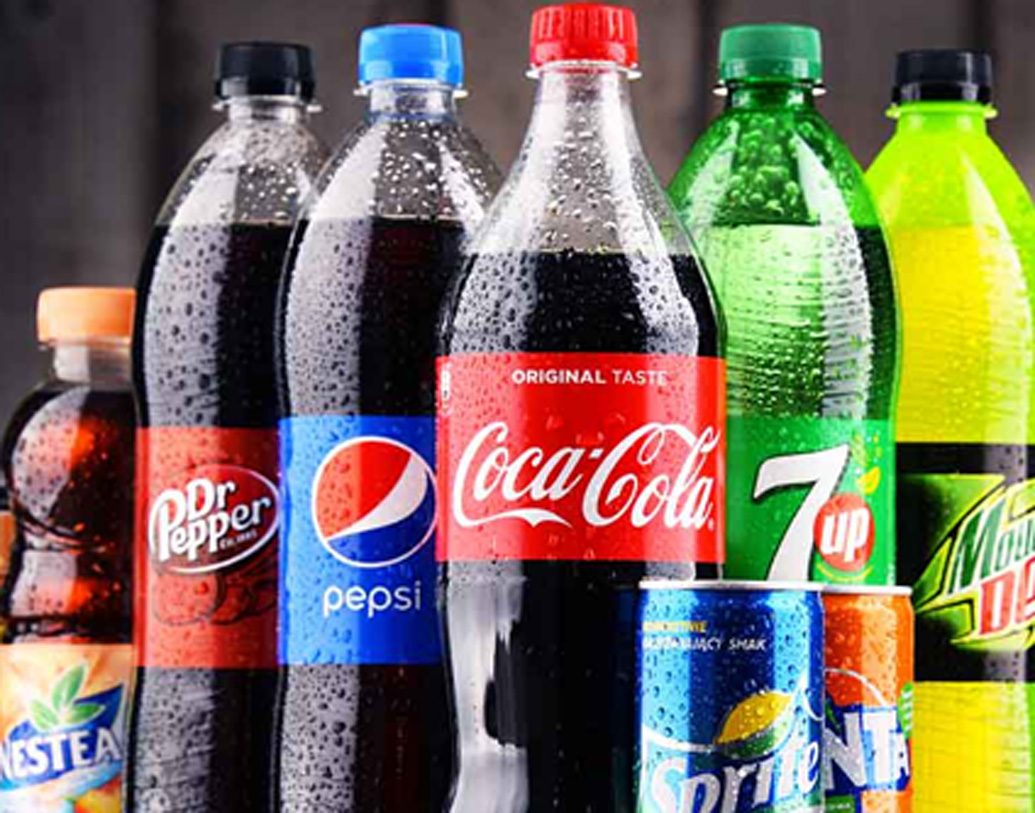 নম্বর ১: ত্রিভুজাকৃতি প্রতীকের মধ্যে যদি ১ লেখা থাকে, তার অর্থ সেটা পলিইথিলিন টেরেফটালেট দিয়ে তৈরি। সাধারণত জলের বোতল, বিভিন্ন কোল্ড ড্রিঙ্কের বোতল এই রাসায়নিক দিয়ে তৈরি হয়। কোনও বোতলে ১ লেখা থাকলে তা নিরাপদ হিসেবেই গণ্য হয়। তবে তা একবারেই পুনর্ব্যবহারযোগ্য নয়। কারণ এই বোতলে সুক্ষ ছিদ্র থাকে। ফলে খুব সহজেই ব্যাকটিরিয়া ঢুকে যেতে পারে।