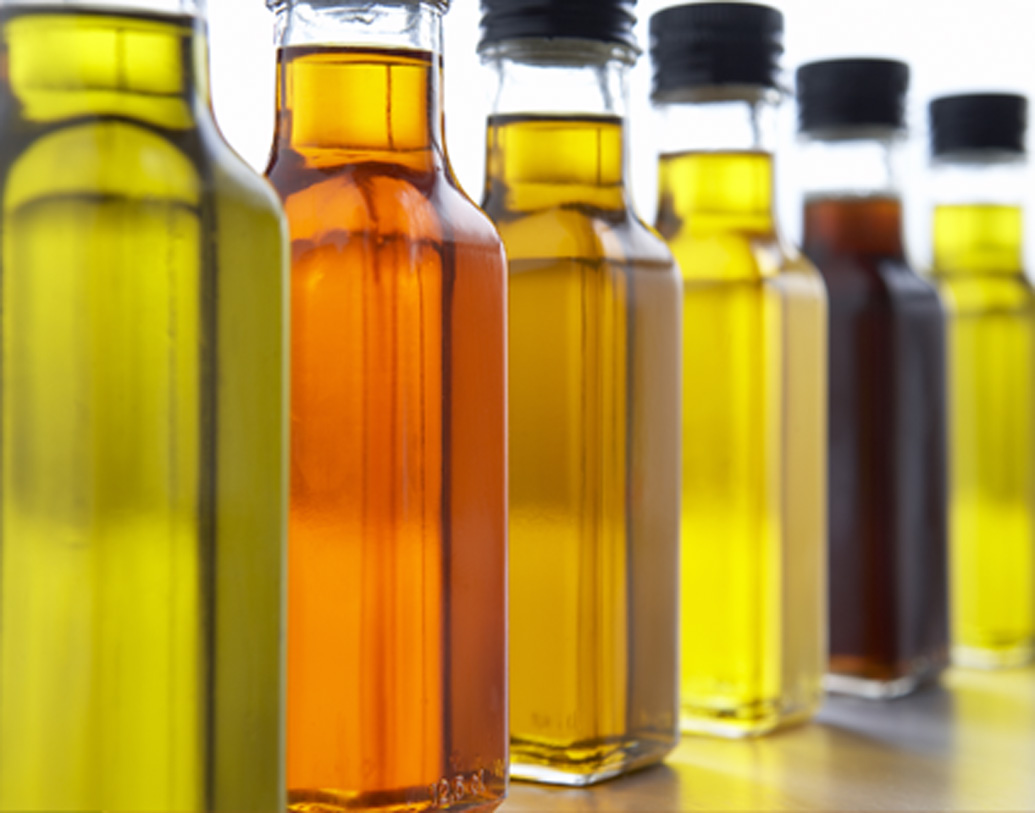 নম্বর ৩: তেলের বোতল, কলের পাইপের মতো প্লাস্টিকে ৩ নম্বর লেখা থাকে। এগুলো খুবই ক্ষতিকারক। লক্ষ্য রাখবেন, উনুনের পাশে যেন একেবারেই এই প্লাস্টিক না থাকে। বিশেষ করে মাইক্রোওয়েভ ওভেনের মধ্যে ভুল করেও এই প্লাস্টিক ঢোকাবেন না। এটা আপনার বা আপনার পরিবারের জন্য বিষ। এই উপাদান রক্তে মিশলে দেহে হরমোনের ভারসাম্য পর্যন্ত নষ্ট করে দেয়।